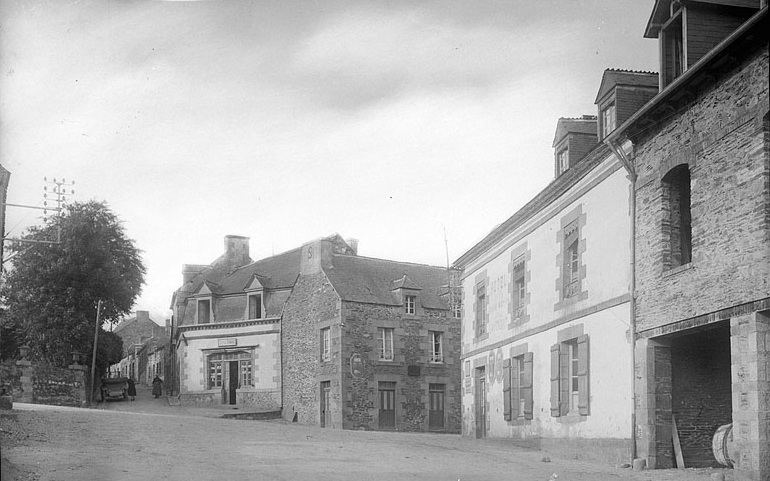 au premier plan, à droite, Grand Maison