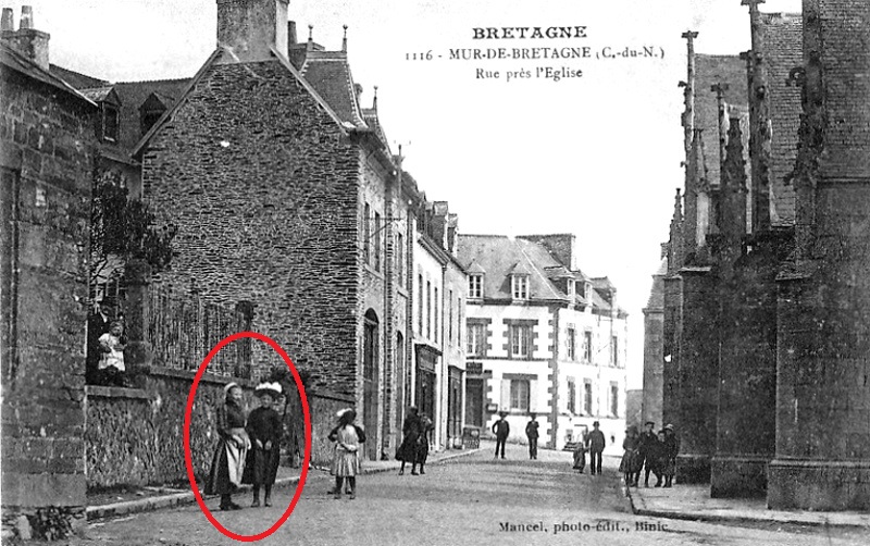 peut-être Marie-Josèphe avec son tablier. L'hôtel est à 30 mètres. Les photographes de cette époque aimaient mettre en scène les riverains.