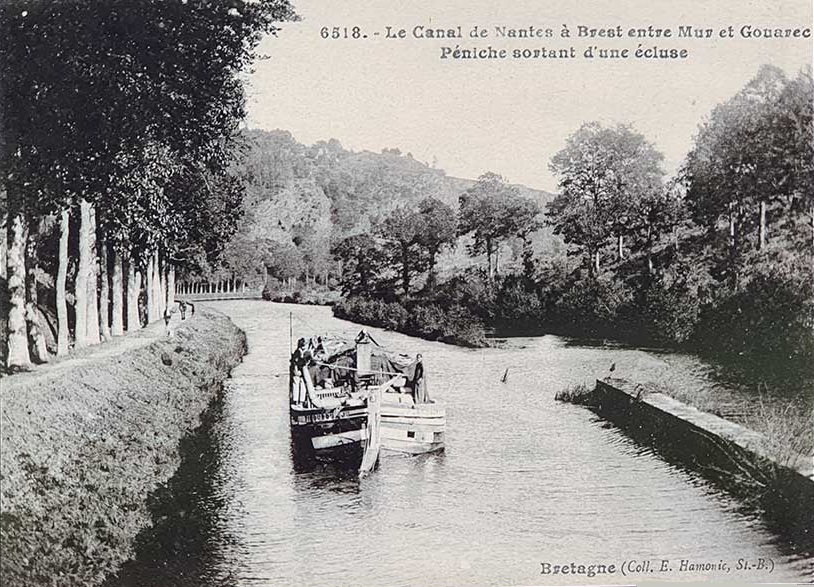 sur le canal, les chalands transportent les ardoises